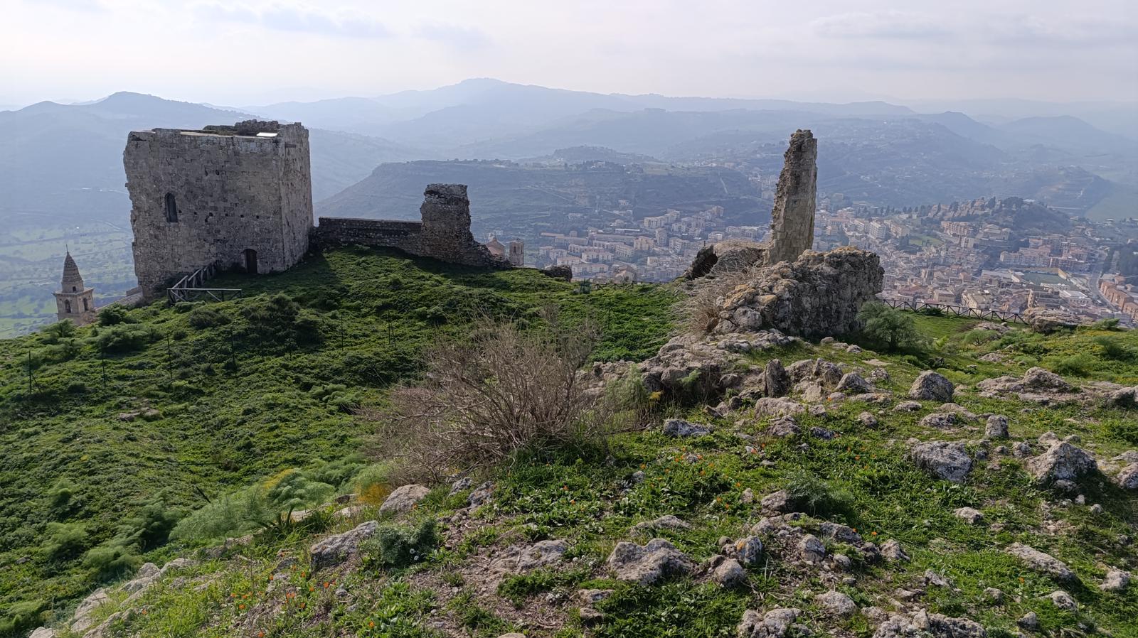Panorama di Agira con vista sulla campagna siciliana
